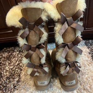 Bailey Bow Uggs size 9